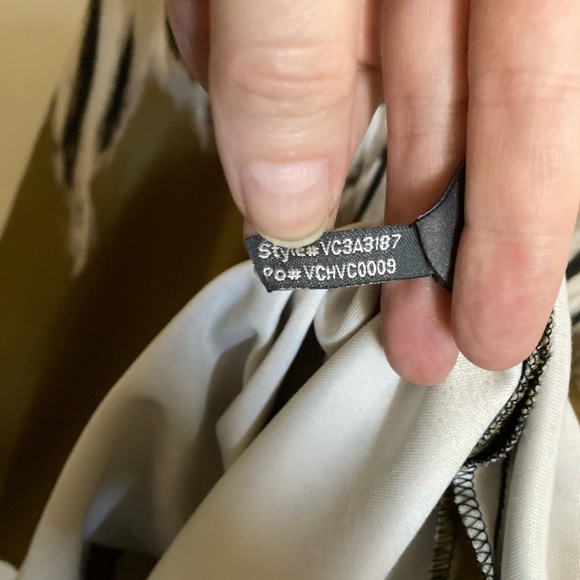 🌞Vince Camuto Black Gold Abstract Feather Print Sleeveless Fit & Flare Dress - Picture 5 of 9